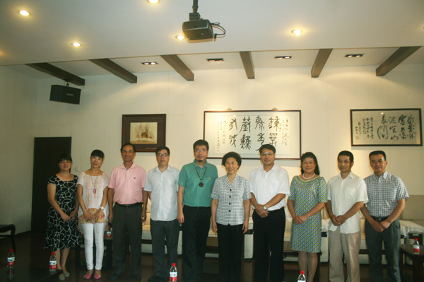 蒋培兰与我校出版社负责人合影