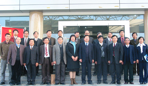 图为我校领导与越南中央组织部干部代表团成员合影。（前排右四为代表团团长、越南中央科学组织院院长阮友知