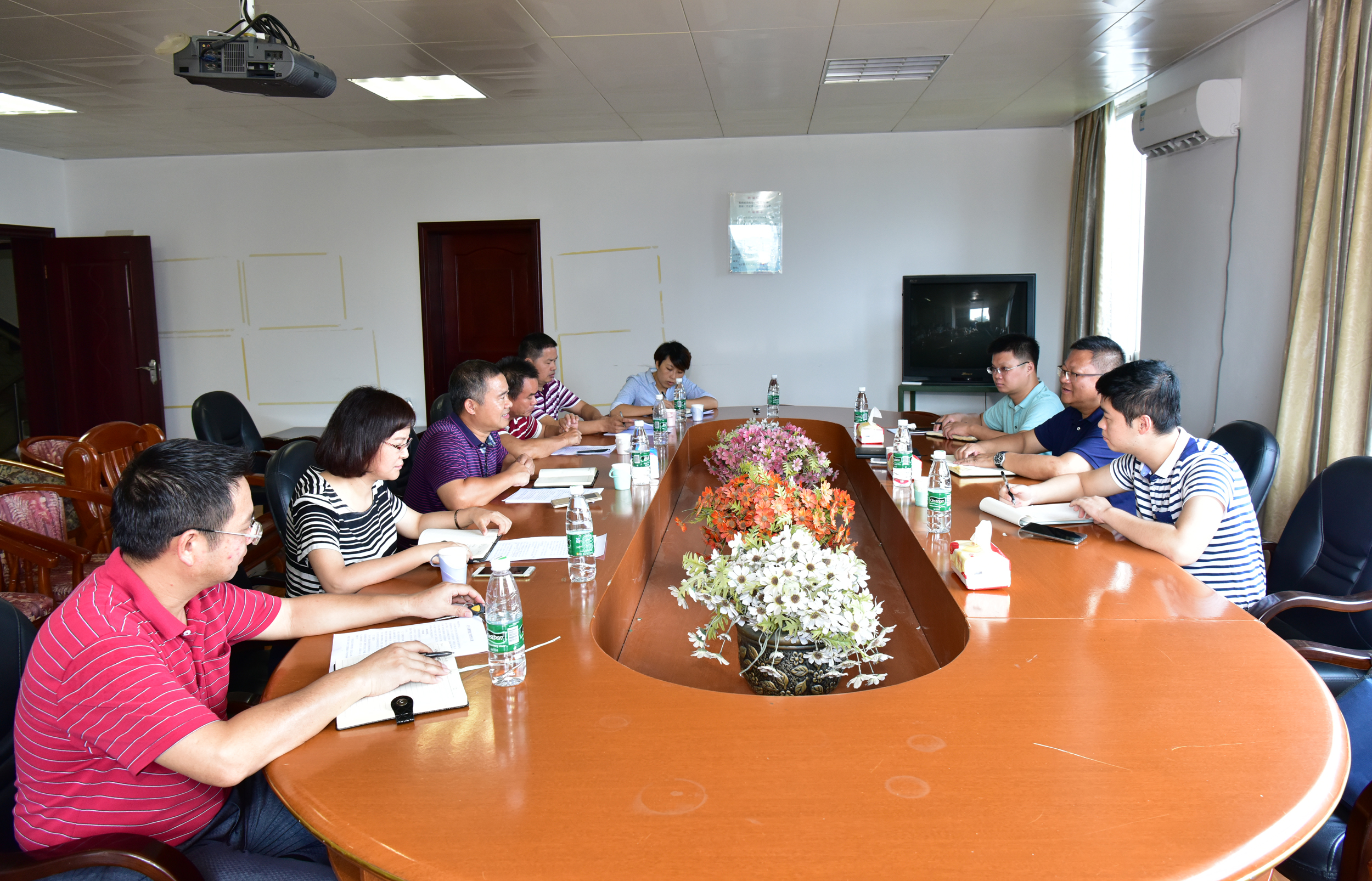 邓军书记到后勤基建处调研9.jpg