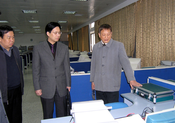 我校刘慕仁副校长（中）参观考察南京大学计算机室。