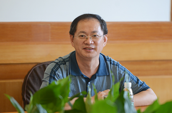 校党委副书记唐仁郭