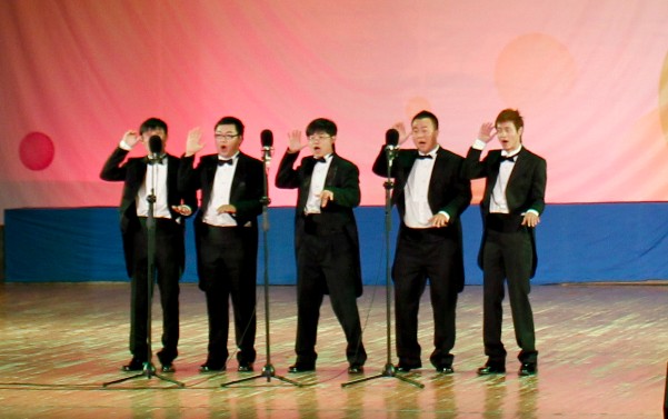 男生小合唱《新超级玛丽》（校大学生记者团 王小东 韦贶 摄）