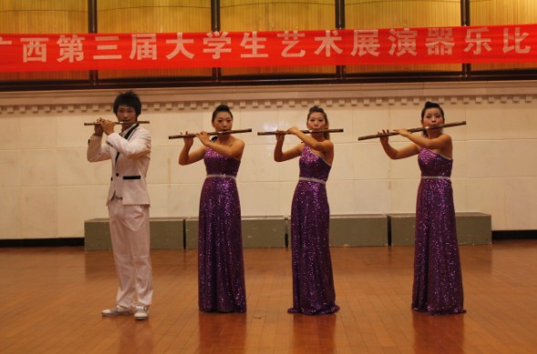 器乐演奏之竹笛四重奏《侗乡行》（校大学生记者团 王小                    </div></div></article>
                    </div>
                    <div id=