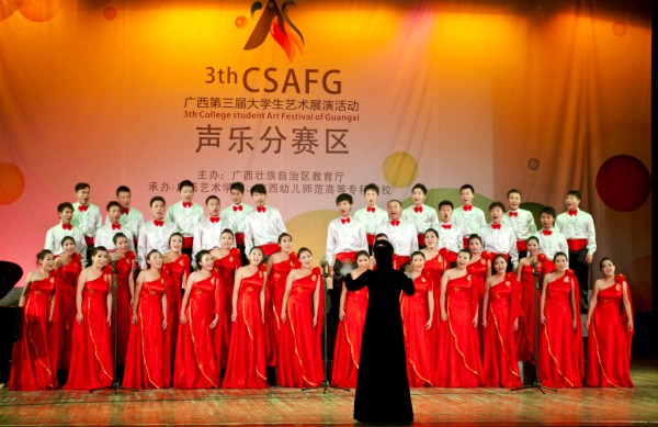 合唱《唱山歌》、《黑牢诗篇》（校大学生记者团 王小东 韦贶 摄）