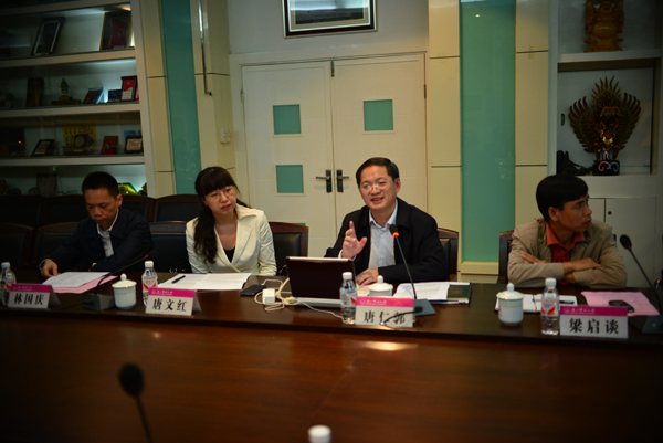 我校党委副书记唐仁郭出席座谈会（大学生通讯社 韦一琦 摄）