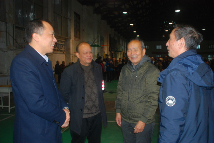 旷副书记与退休教职工交谈.png