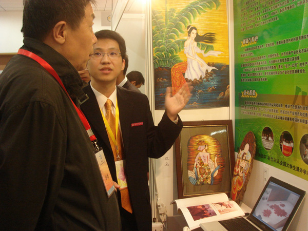 本届“挑战杯”二等奖获奖作者方董平向评委介绍作品。