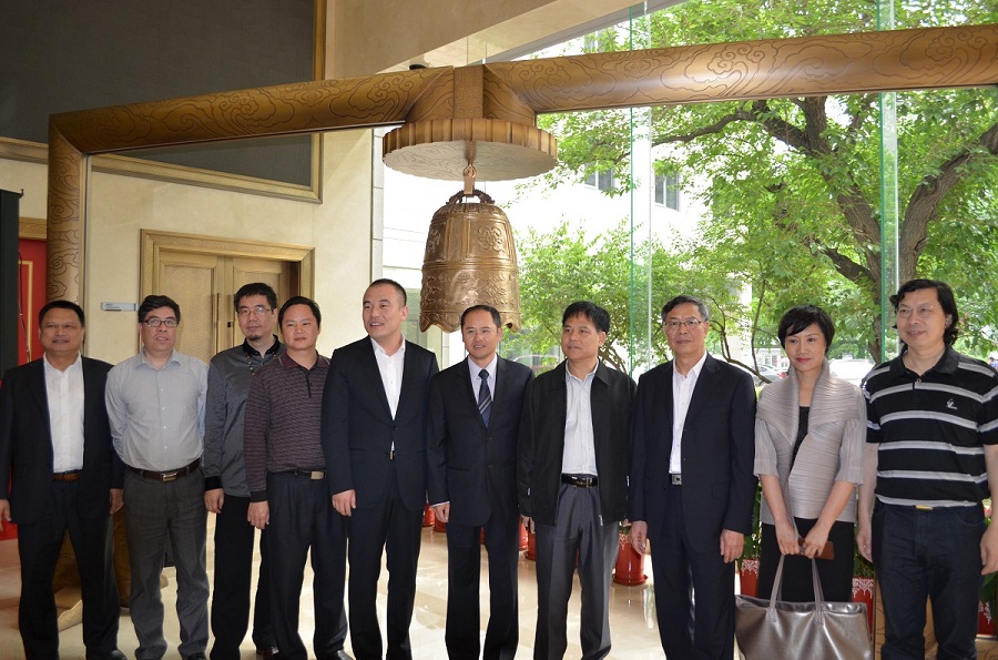 副校长钟瑞添及出版社集团公司领导等在“新三板”挂牌仪式大厅合影 （陈思雪摄）