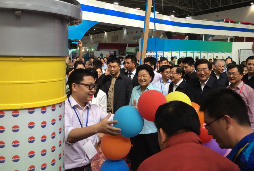 国务院副总理刘延东再次被我校科普作品吸引