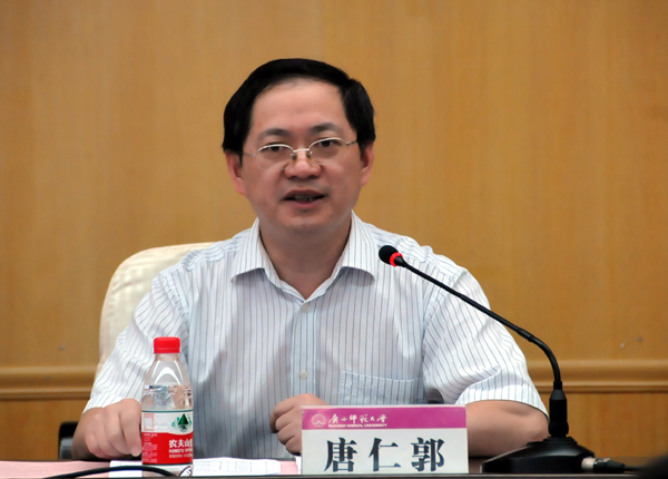 唐仁郭副书记讲话，对新聘任的校友班级理事提出要求