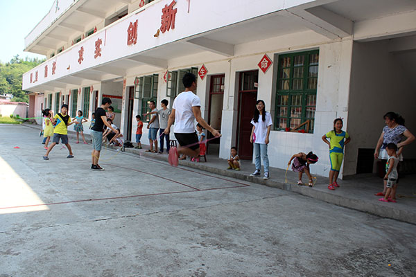 大家在比赛跳绳