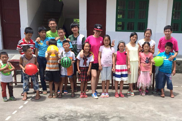 捐赠仪式后孩子们与挂职队员合影