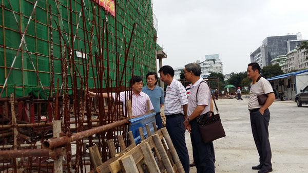 梁宏校长、钟瑞添副校长到出版社集团总部大楼工地检查工作