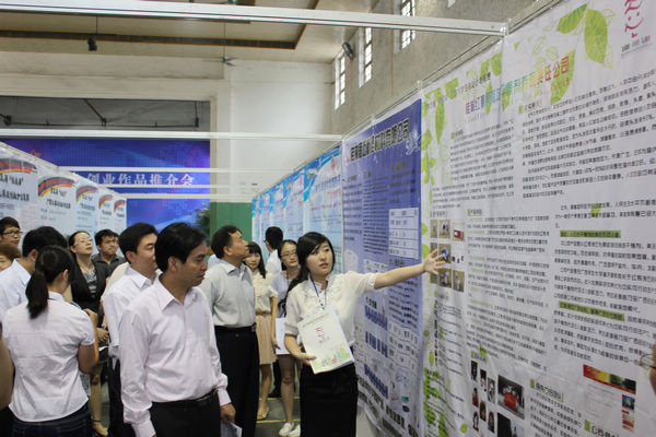 我校团队为自治区常务副主席黄道伟解说作品（阳明峰 摄）