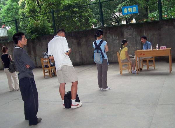 同学们在排队进行现场心理咨询。