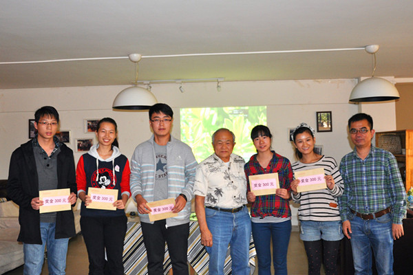 王冠川先生为我校首届“大学发生公益项目展示会”的优胜团队颁发奖金