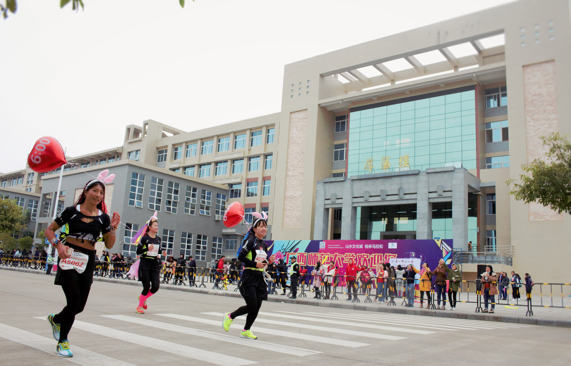 马拉松兔女郎运动员经过我校厚潘楼（大学生通讯社李梦瑞摄）9.jpg