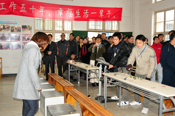 与会代表参观我校学生体质健康检测中心