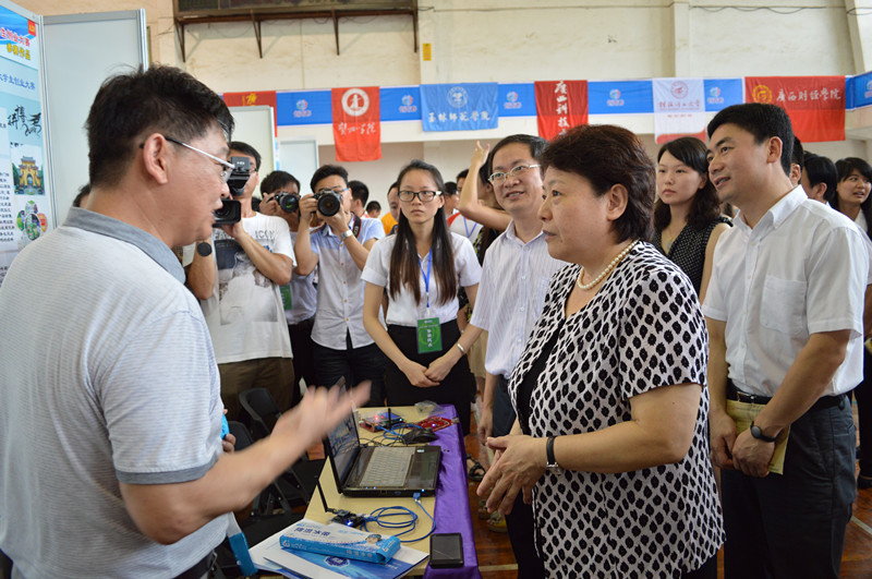 自治区副主席李康在校党委副书记唐仁郭的陪同下参观我校参赛作品