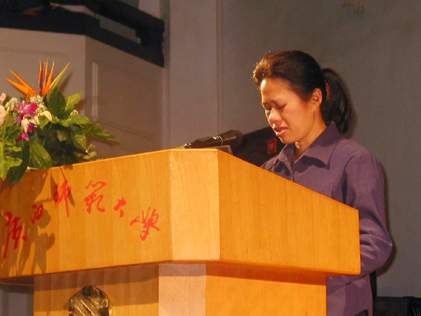 黄振磊的妻子在作报告。