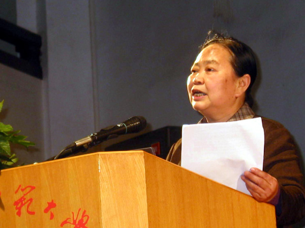 刘惠珍在做报告。