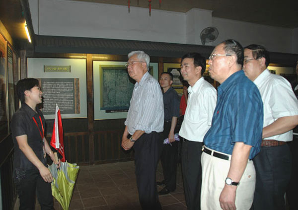 全国政协副主席罗豪才（右四）一行到我校王城校区调研之一