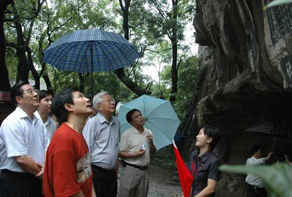 全国政协副主席罗豪才一行到我校王城校区调研之三