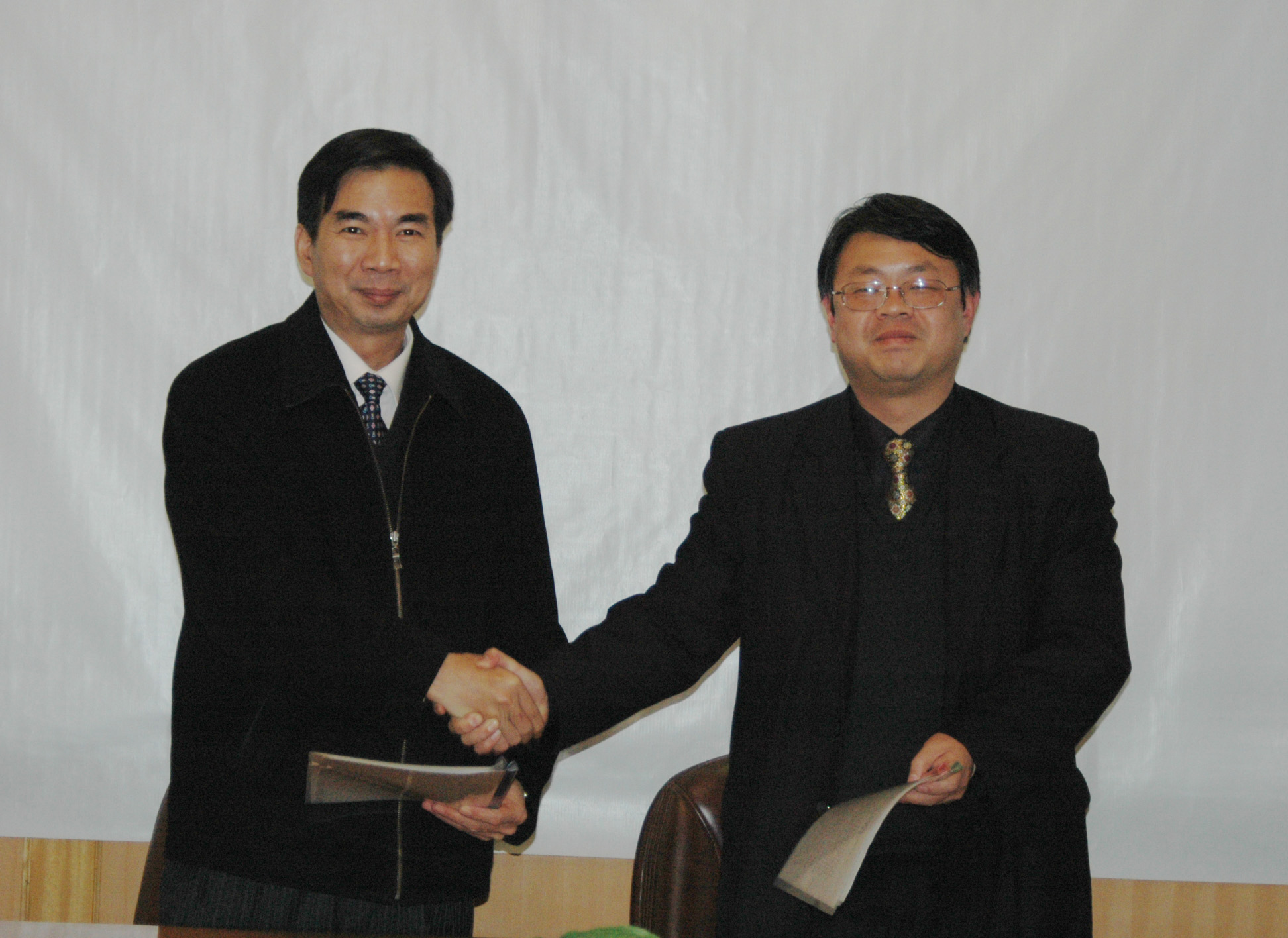 梁宏校长代表学校与中国航天科工集团八0一厂签定了校企合作协议书