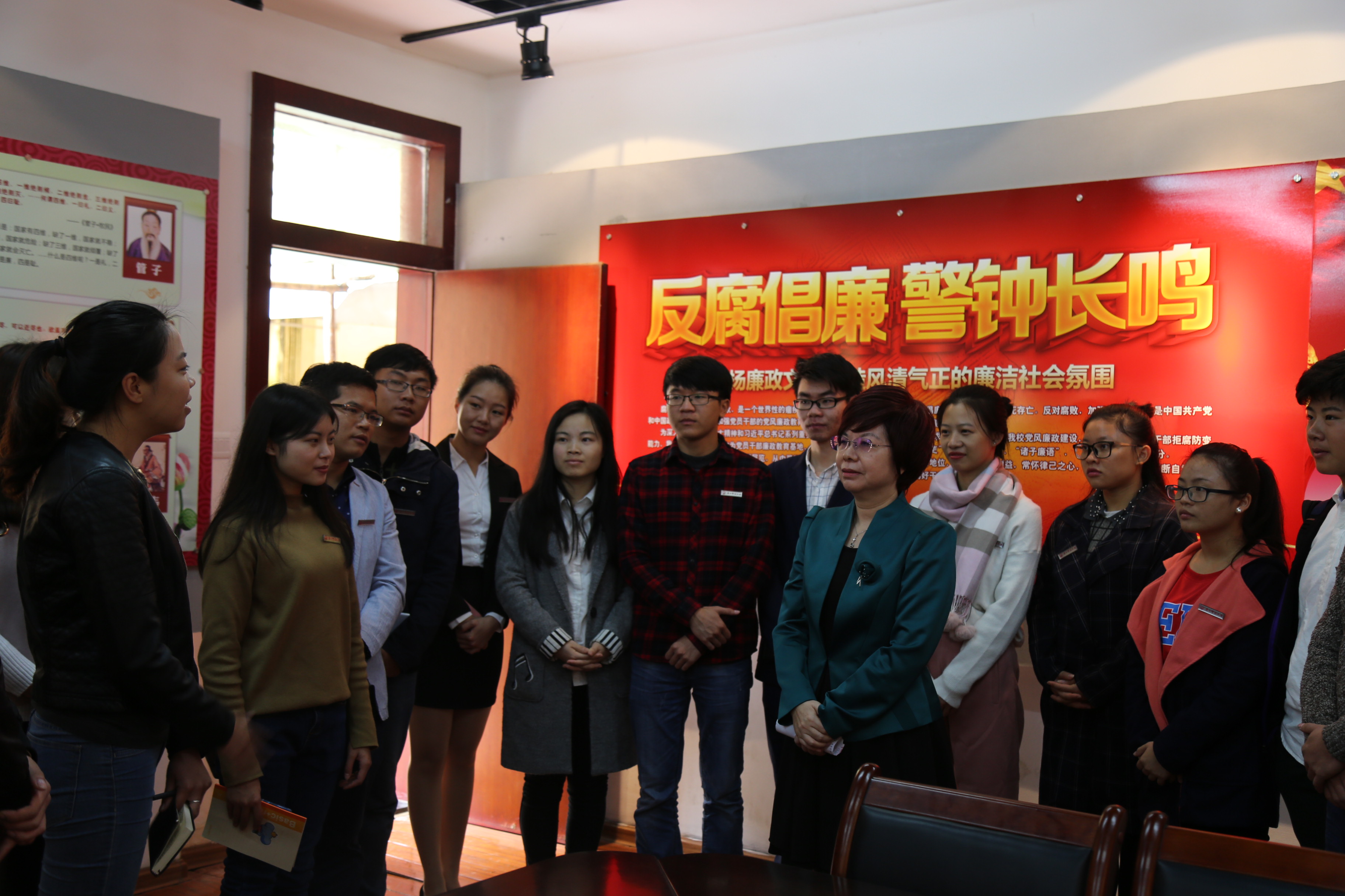 陈柳青来到广西师大反腐倡廉建设展览室，与师大的学生一起.JPG
