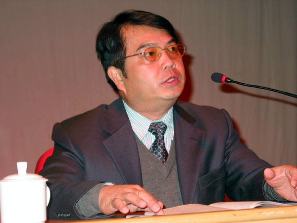 陈大克书记正在做报告。