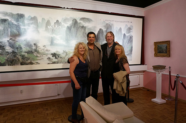 瑞士艺术家在白晓军教授作品前合影