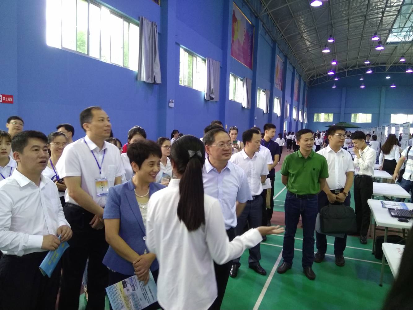 自治区高校工委副书记覃萍、共青团广西区委副书记李晓勇、校党委副书记旷永青等领导来到展评现场，我校项目团队代表热情讲解.jpg