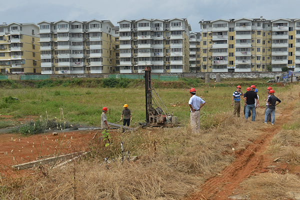 施工队对地基处理进行现场讨论