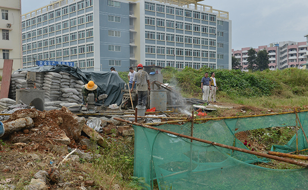 地基处理一号点现场（宣传部 王 董/摄）