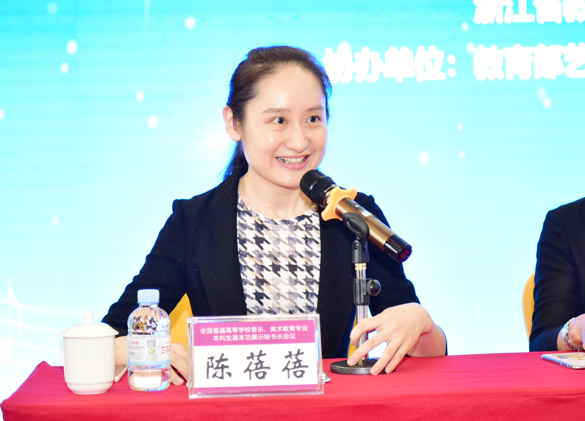 会议由教育部体育卫生与艺术教育司艺国处副处长陈蓓蓓主持9。.jpg