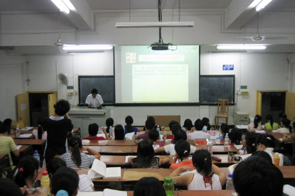 参赛选手正在比赛中。