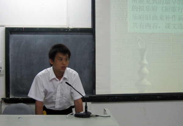 文学院本科生05级党支部举行教师职业技能大比拼。