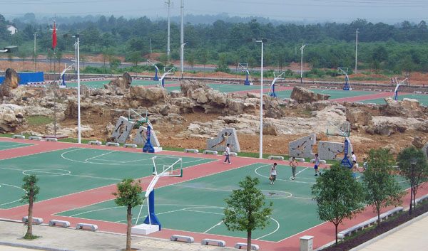 蓝球场和建设中的“石林”景点。