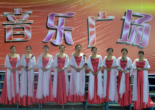 女教工合唱团演唱《唱支山歌给党听》。