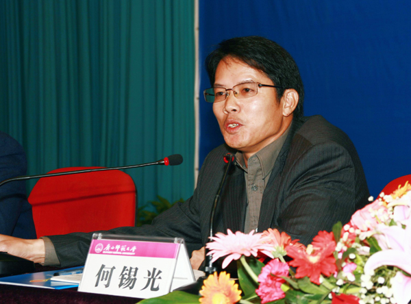 何锡光处长在做讲座。