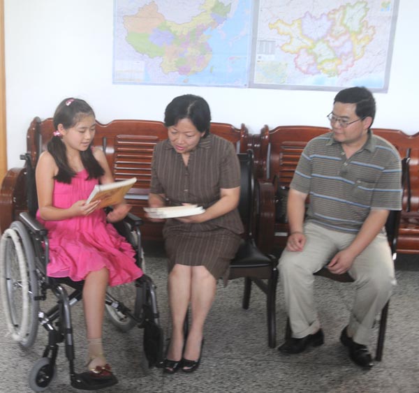 王枬书记代表学校赠书给黄思雨小朋友。