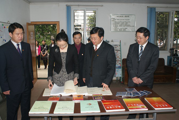 严副书记(左二)翻阅校团委工作掠影