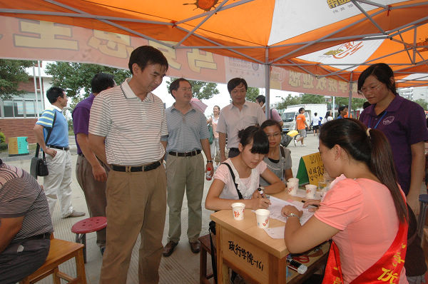 梁宏校长一行查看新生报到注册情况