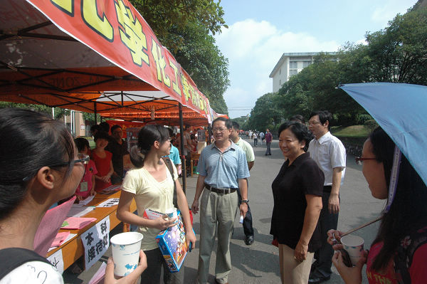 王枬书记一行在育才校区与新生交谈，了解他们报到情况