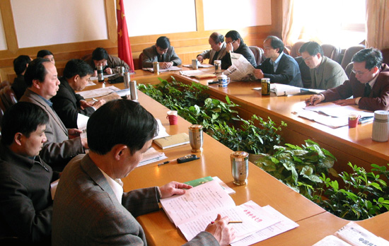 3月9日下午，我校组织学校、院（系）中心组成员集体学习了我国最近颁发的《中国共产党党内监督条例（试行）