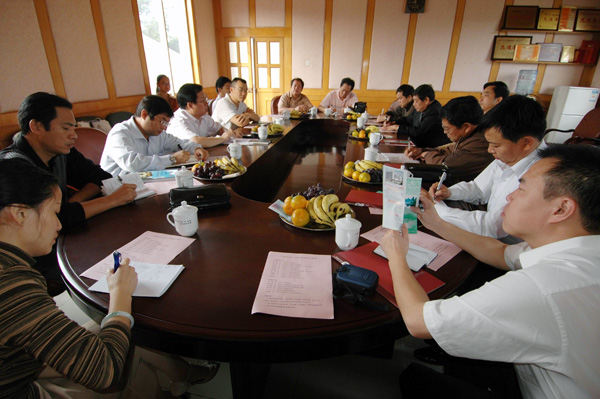 新疆石河子大学到我校考察独立学院办学情况,双方进行了座谈。