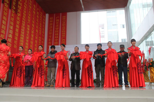 到场嘉宾为展览剪彩