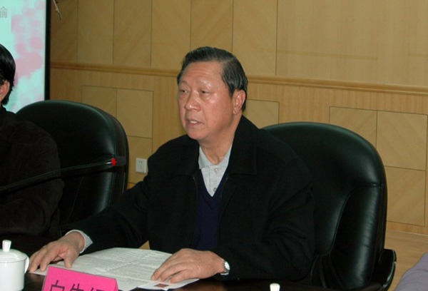 白先经代表白先勇先生致辞。