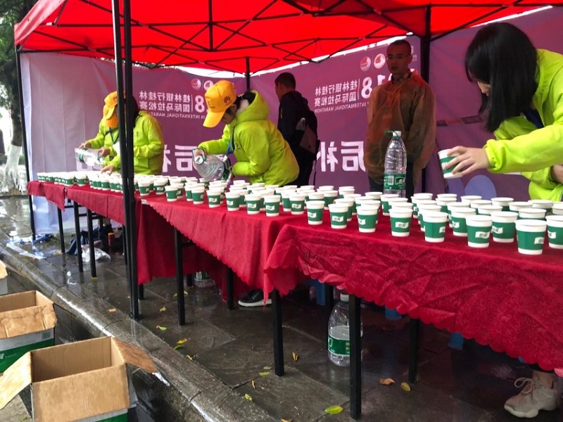 志愿者在为运动员倒水.jpg