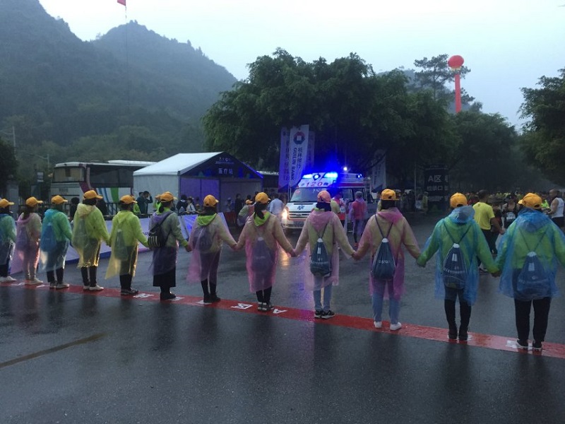 风雨中坚守岗位的志愿者们.jpg